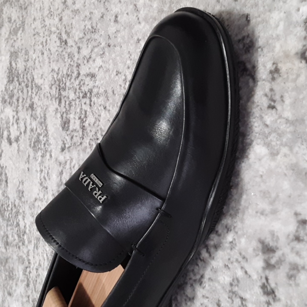 🔥🔥PRADA Men's logo loafers black size 8 US MSRP $695🔥🔥
